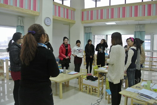 中午的时间,培训师和老师互动的暖场游戏