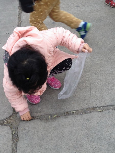 边走边捡路边的垃圾
