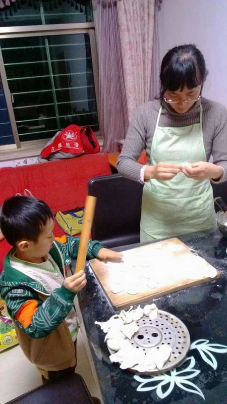 妈妈包饺子,我帮着撒点干面粉